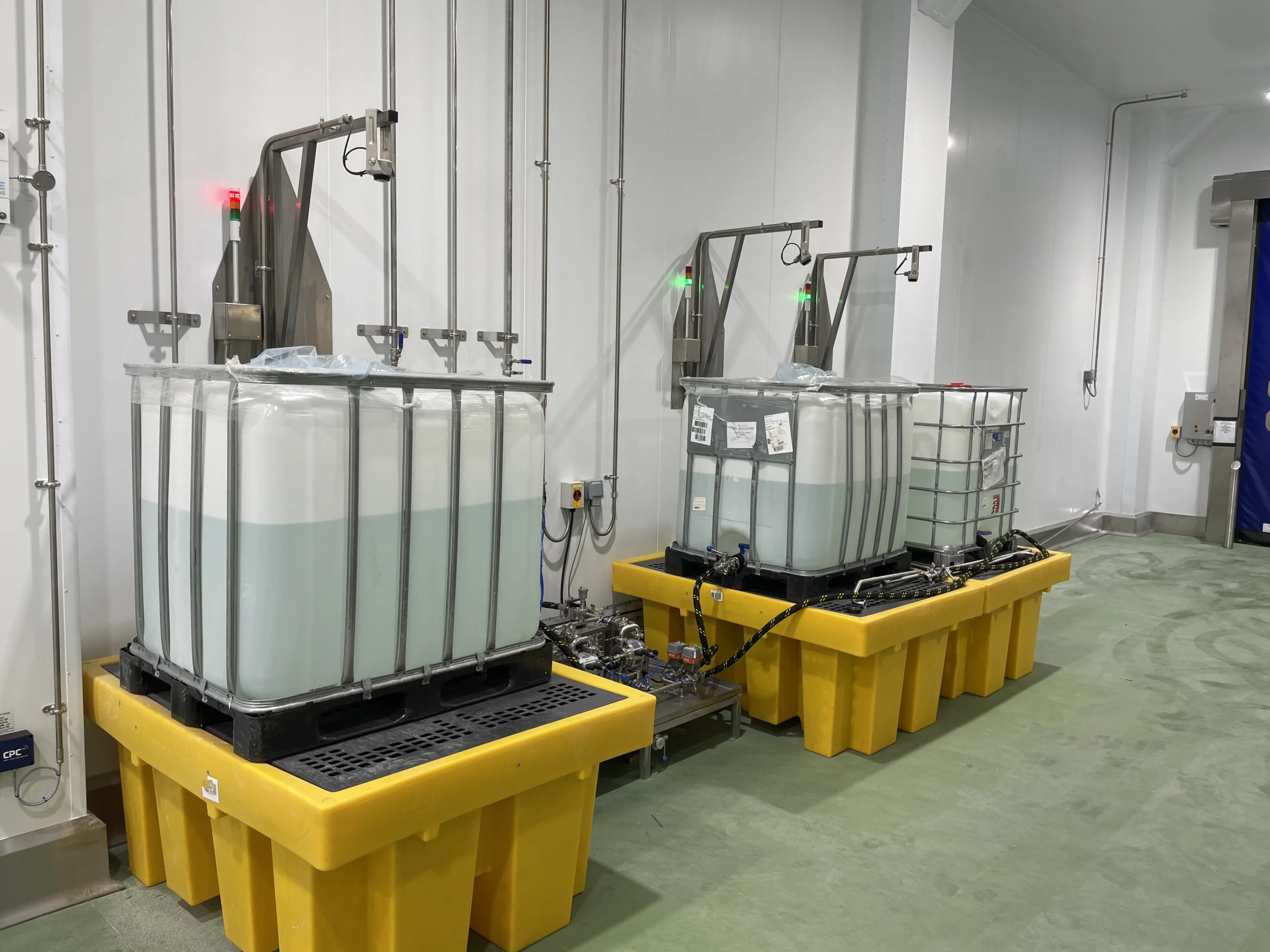 IBC decanting system with 3 IBCs and an low-energy air diaphragm pump in a facility