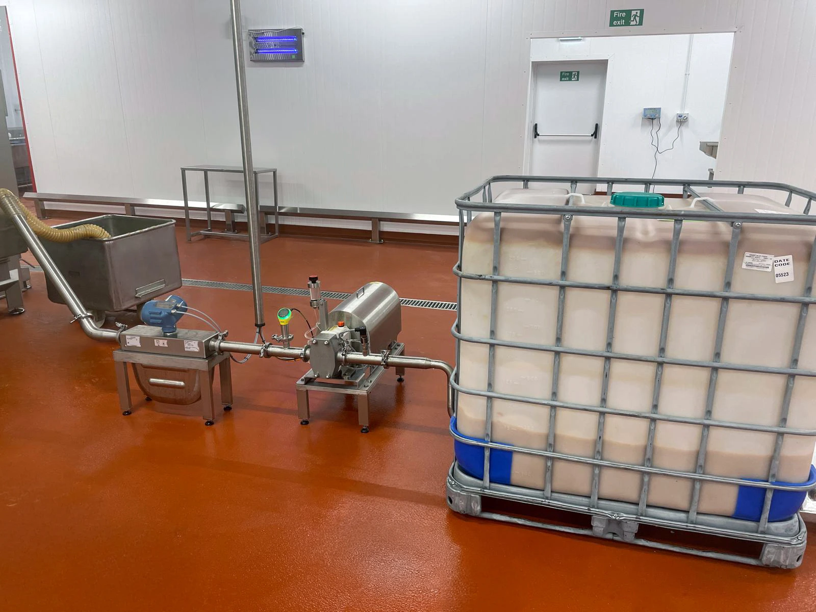 Hygienic lobe pump in food manufacturer with IBC